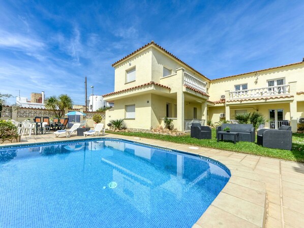 Pool - Beautiful apartment for 5 guests with A/C, WIFI, pool, TV and terrace (Empuriabrava)