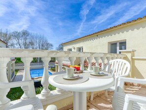 Outdoor dining - Beautiful apartment for 5 guests with A/C, WIFI, pool, TV and terrace (Empuriabrava)