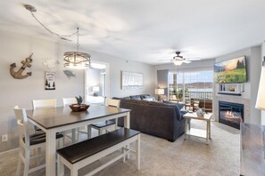 Interior - Serene Dreams - Waterfront, Lakeside Pool & More! (Lake Ozark)