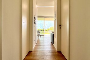 Interior - Large, bright and modern flat with an incredible view on lake Garda in Malcesine (Malcesine)