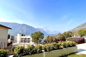 Property grounds - Large, bright and modern flat with an incredible view on lake Garda in Malcesine (Malcesine)