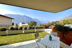 Outdoor dining - Large, bright and modern flat with an incredible view on lake Garda in Malcesine (Malcesine)