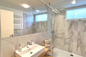 Douche, sèche-cheveux, bidet, serviettes fournies