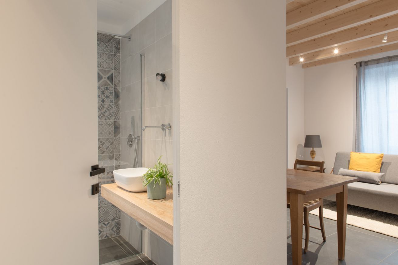 Douche, sèche-cheveux, bidet, serviettes fournies