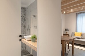 Douche, sèche-cheveux, bidet, serviettes fournies