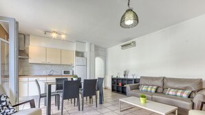 Ein modernes Apartment mit Küche, Essbereich und Wohnzimmer.