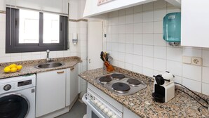 Mikrobølgeovn, ovn, høy barnestol og spisebord