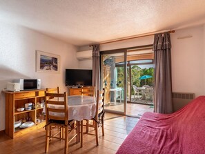 TV - Cosy apartment for 3 guests with A/C, WIFI, TV, patio and pets allowed (Rayol-canadel-sur-mer)