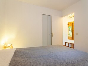 1 dormitori, un bressol de viatge, wifi i roba de llit 