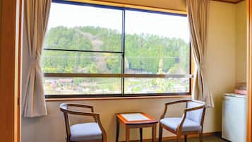 Basic Room | In-room safe, individually decorated, desk, free WiFi