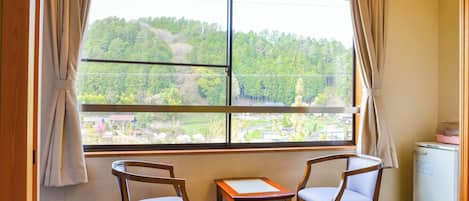 Basic-rum | Värdeförvaringsskåp på rummet, individuell inredning och skrivbord