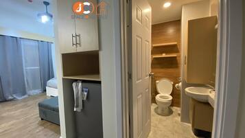 Bidet, toallas, jabón, shampoo