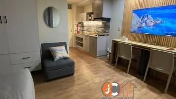 1 bedroom, desk, free WiFi, bed sheets