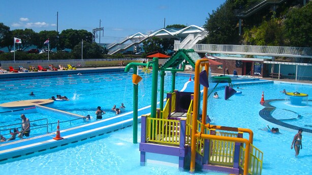 A swimming pool with a water play area and a covered seating area. - Auckland City Private-Modern Downstairs Ensuite+Patio+secluded Garage in Parnell (Auckland)
