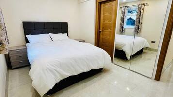 2 室のベッドルーム、アイロン / アイロン台、WiFi、ベッドシーツ