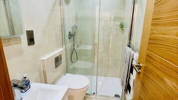 ヘアドライヤー、タオル、石鹸、シャンプー