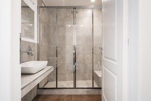 Dusche, Haartrockner, Bidet, Handtücher