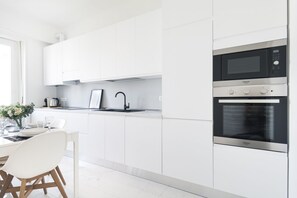 Kühlschrank, Mikrowelle, Ofen, Herdplatte