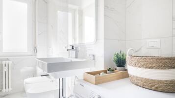 Een douche, gratis toiletartikelen, een haardroger, een bidet