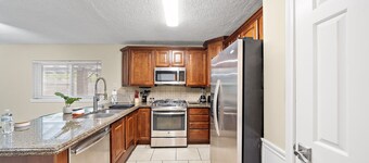 Houston Pool Retreat | WiFi Yard BBQ Games TVs