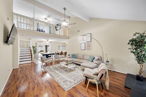 Houston Pool Retreat | WiFi Yard BBQ Games TVs