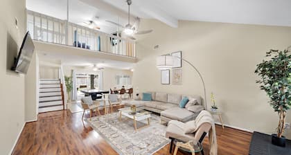 Houston Pool Retreat | WiFi Yard BBQ Games TVs