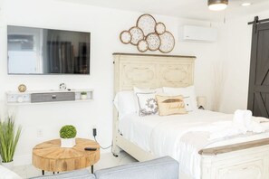 1 bedroom, iron/ironing board, WiFi, bed sheets - PEACEFUL GETAWAY STUDIO (Tampa)