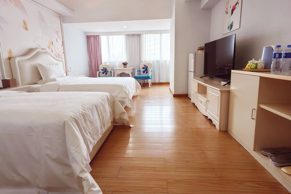 Kamar Twin Keluarga, pemandangan kota | 1 kamar tidur, kedap suara, Wi-Fi gratis, dan seprai linen