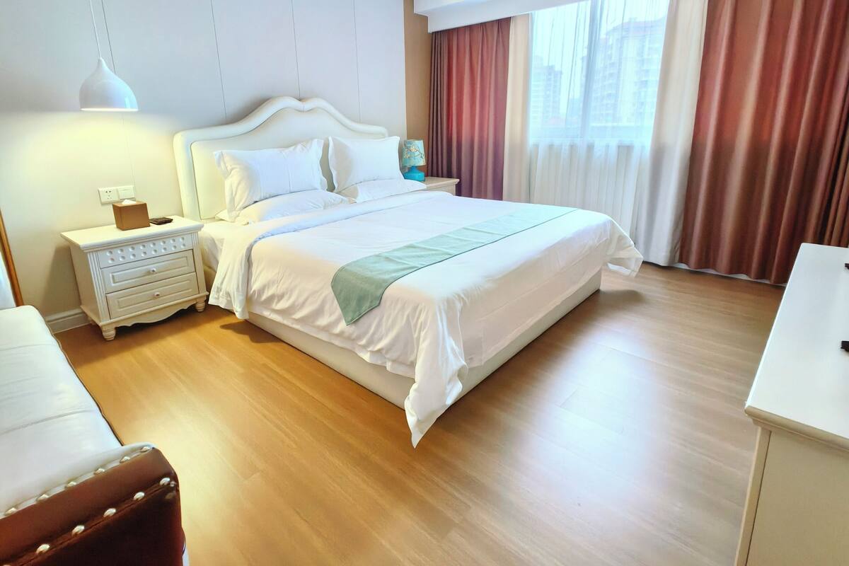Business Suite, City View