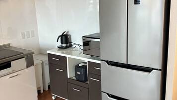 Premium penthouse, uitzicht op bergen | Privékeuken | Een kinderstoel