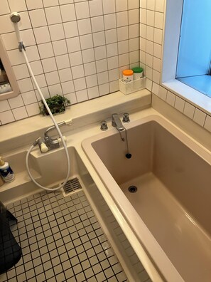 Premium Penthouse, Mountain View | Bathroom | Combined shower/tub, deep soaking tub, free toiletries, hair dryer - Bigstone Terrace Suite Tsutsumimachi (Aomori)