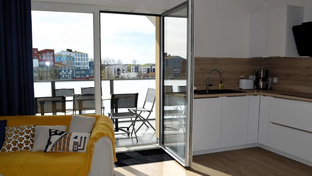 A modern apartment with a balcony, a kitchen, and a living area. - Entre Plage et Ports : Le 49 - Avec Balcon (Courseulles-sur-Mer)