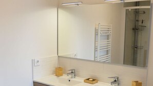 A modern bathroom with two sinks, a large mirror, and a wooden vanity. - Entre Plage et Ports : Le 49 - Avec Balcon (Courseulles-sur-Mer)