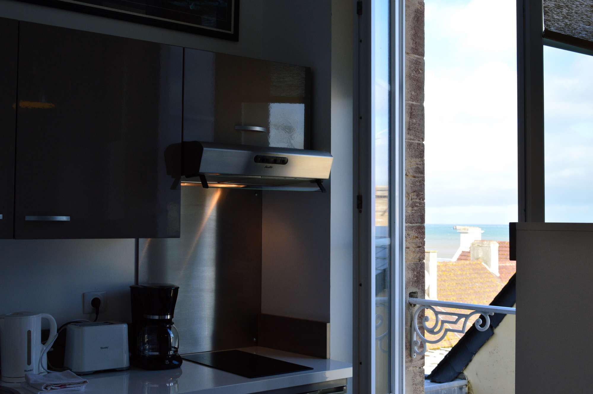 Réfrigérateur, micro-ondes, cafetière/bouilloire, grille-pain