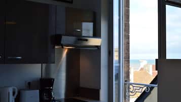 Réfrigérateur, micro-ondes, cafetière/bouilloire, grille-pain
