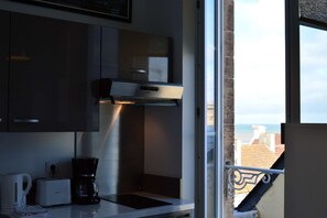 Fridge, microwave, coffee/tea maker, toaster - Le Joffre - Studio sur la Digue en Centre Ville (Arromanches-les-Bains)