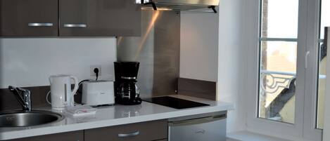 Jääkaappi, mikroaaltouuni, kahvin-/teenkeitin, leivänpaahdin