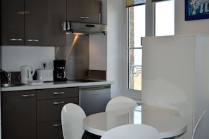 Frigorífico, microondas, cafetera o tetera y tostadora