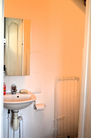 Shower, towels - Le Joffre - Studio sur la Digue en Centre Ville (Arromanches-les-Bains)