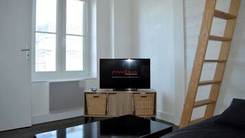 1 bedroom, bed sheets