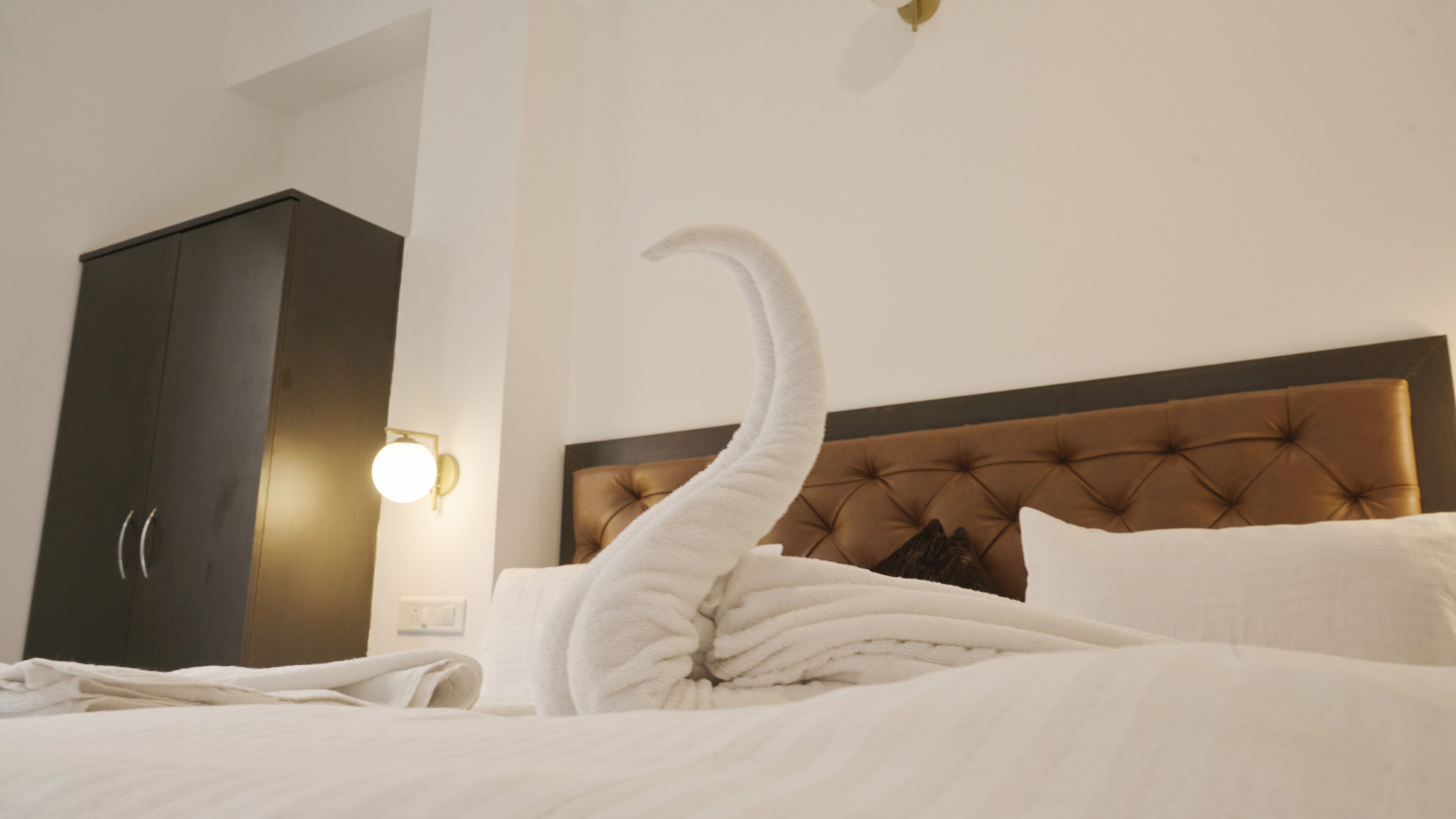 Escritorio, tabla de planchar con plancha, wifi gratis y ropa de cama 