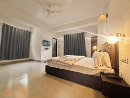 Escritorio, tabla de planchar con plancha, wifi gratis y ropa de cama 