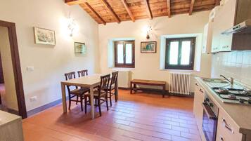 Kühlschrank, Ofen, Herdplatte, Wasserkocher mit Kaffee-/Teezubehör