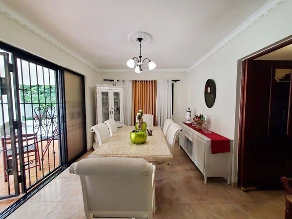 Dining - Villa Isabel, Frente Patio de Colombia, Cerca Embajada de United States (Santo Domingo)