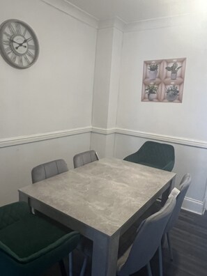 Dining - Modern 4bed house for 9 guests (Tilbury)