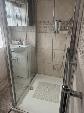 Towels, soap, shampoo, toilet paper - Modern 4bed house for 9 guests (Tilbury)