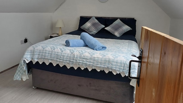 Travel crib, WiFi (free), bed sheets