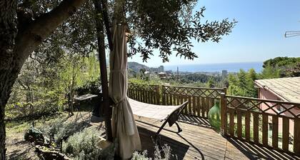 La Vedetta: nature and relaxation with private garden and sea view.