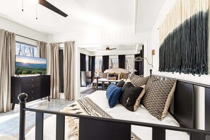 6 slaapkamers, een bureau, een strijkplank/strijkijzer, reisbedje