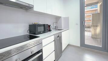 Frigorífico, microondas, horno y placa de cocina